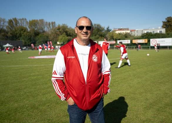Fußball, Herren, Saison 2025 2026, NOFV Oberliga Nord, SV Sparta Lichtenberg, Feier zur Namensgebung, Sportanlage Fischerstraße wird zum Paul-Kalkbrenner-Sportfeld, Andreas Thom vom Team Kalkbrenner, 27.09. 2025, Copyright: xMatthiasxKochx