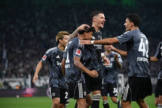 Jubel 0:6 v.li., Nathaniel Brown (Eintracht Frankfurt), Robin Koch (Eintracht Frankfurt), Can Uzun (Eintracht Frankfurt) 27.09.2025, Fussball 1. Bundesliga, Saison 2025 2026, 5. Spieltag, Borussia Mönchengladbach - Eintracht Frankfurt DFL regulations prohibit any use of photographs as image sequences and or quasi-video Moenchengladbach Borussia Park Nordrhein Westfalen Deutschland