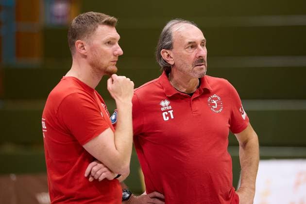 Tim Schoen (TUS Kriftel, Trainer) und Dr. Dariusz Haratym (TUS Kriftel, Co-Trainer) nachdenklich vor Spielbeginn GER, TuS Kriftel vs. TV Rottenburg,Volleyball, 2. Bundesliga Sued, 3. Spieltag, Spielzeit 2025 2026, 27.09.2025 GER, TuS Kriftel vs. TV Rottenburg,Volleyball, 2. Bundesliga Sued, 3. Spieltag, Spielzeit 2025 2026, 27.09.2025 Kriftel Copyright: xEibner-Pressefoto GeraldxOelze-dexStoppanyx EP_ODS