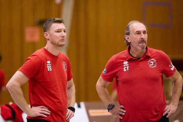 Tim Schoen (TUS Kriftel, Trainer) und Dr. Dariusz Haratym (TUS Kriftel, Co-Trainer) nachdenklich vor Spielbeginn GER, TuS Kriftel vs. TV Rottenburg,Volleyball, 2. Bundesliga Sued, 3. Spieltag, Spielzeit 2025 2026, 27.09.2025 GER, TuS Kriftel vs. TV Rottenburg,Volleyball, 2. Bundesliga Sued, 3. Spieltag, Spielzeit 2025 2026, 27.09.2025 Kriftel Copyright: xEibner-Pressefoto GeraldxOelze-dexStoppanyx EP_ODS