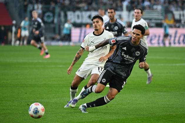 27.09.2025, xjhx, Fussball 1.Bundesliga, Borussia Moenchengladbach - Eintracht Frankfurt v.l. Jens Castrop (Borussia Mönchengladbach) Nnamdi Collins (Eintracht Frankfurt) Zweikampf, Aktion, action, battle for the ball (DFL DFB REGULATIONS PROHIBIT ANY USE OF PHOTOGRAPHS as IMAGE SEQUENCES and or QUASI-VIDEO) Moenchengladbach