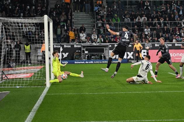 27.09.2025, xjhx, Fussball 1.Bundesliga, Borussia Moenchengladbach - Eintracht Frankfurt v.l. Robin Koch (Eintracht Frankfurt) Torschuetze, erzielt das Tor, Treffer, scores the goal 0:6 Moritz Nicolas (Borussia Mönchengladbach) (DFL DFB REGULATIONS PROHIBIT ANY USE OF PHOTOGRAPHS as IMAGE SEQUENCES and or QUASI-VIDEO) Moenchengladbach