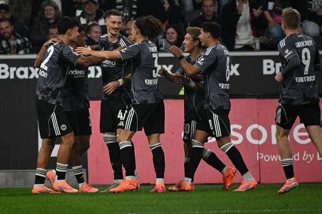 27.09.2025, xjhx, Fussball 1.Bundesliga, Borussia Moenchengladbach - Eintracht Frankfurt v.l. Torjubel nach dem Tor zum celebrating the goal celebrate 0:6 Robin Koch (Eintracht Frankfurt) (DFL DFB REGULATIONS PROHIBIT ANY USE OF PHOTOGRAPHS as IMAGE SEQUENCES and or QUASI-VIDEO) Moenchengladbach