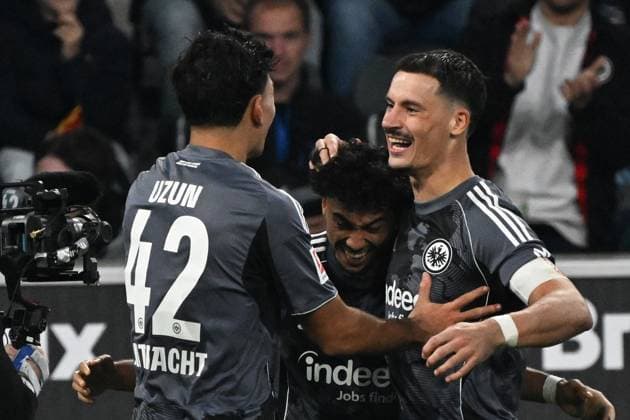 27.09.2025, xjhx, Fussball 1.Bundesliga, Borussia Moenchengladbach - Eintracht Frankfurt v.l. Torjubel nach dem Tor zum celebrating the goal celebrate 0:6 Robin Koch (Eintracht Frankfurt) (DFL DFB REGULATIONS PROHIBIT ANY USE OF PHOTOGRAPHS as IMAGE SEQUENCES and or QUASI-VIDEO) Moenchengladbach