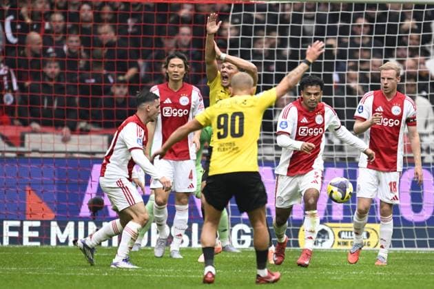 AMSTERDAM - Sydney van Hooijdonk of NACappelaaert for handball by Owen Wijndal of Ajax during the Dutch Eredivisie match between AFC Ajax and NAC Breda at the Johan Cruijff ArenA on September 27, 2025, in Amsterdam, Netherlands. ANP OLAF KRAAK Eredivisie 2025 26 xVIxANPxSportx xxANPxIVx 537639602 originalFilename: 537639602.jpg