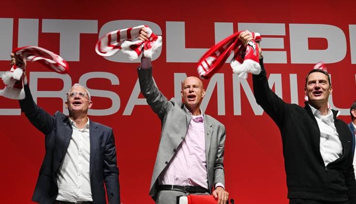 27.09.2025 , xophax, Fussball 1.Bundesliga, 1.FC Koeln Mitgliederversammlung , Präsidentenwahl. Rhein Energie Stadion Jahreshauptversammlung am Samstag den 27.09.2025. 1.FC Köln Team Stobbe gewinnt die Wahl. Neuer Präsident des 1.FC Köln Jörn Stobbe, Mitte Links Jörg Alvermann , links und Ulf Sobek, rechts Koeln