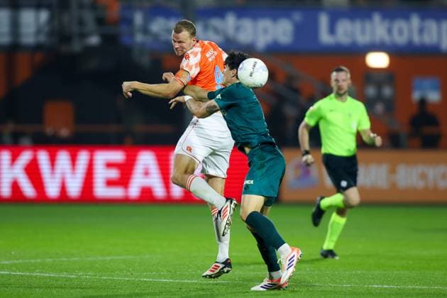 VOLENDAM, 27-09-2025 , KRAS Stadium , season 2025 2026 , Dutch eredivisie football, match between Volendam and PEC Zwolle , picture shows FC Volendam player Henk Veerman vs PEC Zwolle player Anselmo Garcia Mac Nulty Volendam - PEC  x31226271x Copyright: