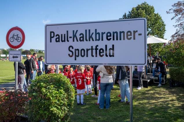 Fußball, Herren, Saison 2025 2026, NOFV Oberliga Nord, SV Sparta Lichtenberg, Feier zur Namensgebung, Sportanlage Fischerstraße wird zum Paul-Kalkbrenner-Sportfeld, eins der neuen Namensschilder, 27.09. 2025, Copyright: xMatthiasxKochx
