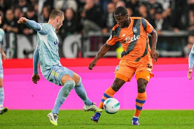 Juventus Teun Koopmeiners fights for the ball with AtalantaÕs Yunus Musah during the Serie A soccer match between Juventus and Atalanta at the Allianz Stadium in Turin, north west Italy - Saturday, Septermber 27, 2025. - Soccer .  Copyright: xMarcoxAlpozzi LaPressex