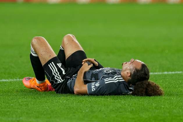 Mönchengladbach, Deutschland, 27.09.25: Arthur Theate (Eintracht Frankfurt) liegt verletzt am Boden waehrend des Spiels der Bundesliga zwischen Borussia Mönchengladbach vs Eintracht Frankfurt im Stadion im Borussia Park Mönchengladbach Stadion im Borussia Park North Rhine-Westphalia Germany Copyright: xBrauer-Fotoagenturx xAdrianxSchlx