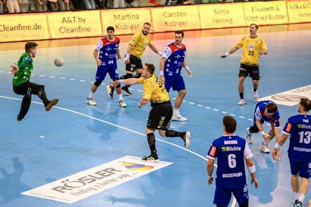 Kornecki, Mateusz (TW, HBW Balingen-Weilstetten, 1), Roeller, Nils (Kreislaeufer, HSC 2000 Coburg, 30), Raguse, Mex (Rueckraum Links, HBW Balingen-Weilstetten, 6), Dayan, Yonatan (Rueckraum Mitte, HBW Balingen-Weilstetten, 34), <g9<, Knauer, Jakob (Rueckraum Rechts, HSC 2000 Coburg, 25), Bis, Bartlomiej (Kreislaeufer, HSC 2000 Coburg, 9), Grupe, Magnus (Rueckraum Mitte, HBW Balingen-Weilstetten, 8), Fuss, Merlin (Rueckraum Rechts, HBW Balingen-Weilstetten, 13) GER, Bayern, HSC 2000 Coburg gegen HBW Balingen-Weilstetten, 2. Handball Bundesliga, Handball, 5.Spieltag, Saison 2025 2026, 19.30 Uhr, Samstag, 27.09.2025 GER, Bayern, HSC 2000 Coburg gegen HBW Balingen-Weilstetten, 2. Handball Bundesliga, Handball, 5.Spieltag, Saison 2025 2026, 19.30 Uhr, Samstag, 27.09.2025 Coburg Copyright: xEibner-Pressefoto MartinxHerbstx EP_MHT