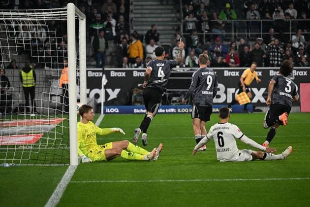 27.09.2025, xjhx, Fussball 1.Bundesliga, Borussia Moenchengladbach - Eintracht Frankfurt v.l. Torjubel nach dem Tor zum celebrating the goal celebrate 0:6 Robin Koch (Eintracht Frankfurt) (DFL DFB REGULATIONS PROHIBIT ANY USE OF PHOTOGRAPHS as IMAGE SEQUENCES and or QUASI-VIDEO) Moenchengladbach