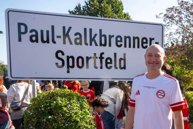 Fußball, Herren, Saison 2025 2026, NOFV Oberliga Nord, SV Sparta Lichtenberg, Feier zur Namensgebung, Sportanlage Fischerstraße wird zum Paul-Kalkbrenner-Sportfeld, Paul Kalkbrenner (Namensgeber des Paul-Kalkbrenner-Sportfeldes), 27.09. 2025, Copyright: xMatthiasxKochx