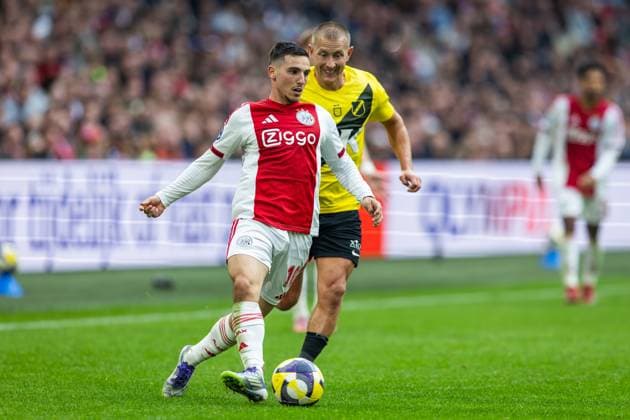 AMSTERDAM , 27-09-2025 , Johan Cruyff ArenA , season 2025 2026 , Dutch Eredivisie football . Match between Ajax and NAC Breda , Picture shows Ajax player Oscar Gloukh and NAC Breda player Lewis Holtby (final score 2-1). Ajax - NAC  x31226431x Copyright: