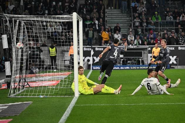 27.09.2025, xjhx, Fussball 1.Bundesliga, Borussia Moenchengladbach - Eintracht Frankfurt v.l. Torjubel nach dem Tor zum celebrating the goal celebrate 0:6 Robin Koch (Eintracht Frankfurt) (DFL DFB REGULATIONS PROHIBIT ANY USE OF PHOTOGRAPHS as IMAGE SEQUENCES and or QUASI-VIDEO) Moenchengladbach