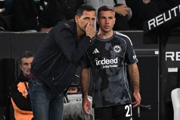 27.09.2025, xjhx, Fussball 1.Bundesliga, Borussia Moenchengladbach - Eintracht Frankfurt v.l. Trainer Dino Toppmöller Toppmoeller (Eintracht Frankfurt) Mario Götze Goetze (Eintracht Frankfurt) (DFL DFB REGULATIONS PROHIBIT ANY USE OF PHOTOGRAPHS as IMAGE SEQUENCES and or QUASI-VIDEO) Moenchengladbach