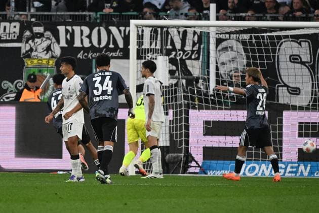 27.09.2025, xjhx, Fussball 1.Bundesliga, Borussia Moenchengladbach - Eintracht Frankfurt v.l. Can Uzun (Eintracht Frankfurt) Torschuetze, erzielt das Tor, Treffer, scores the goal 0:5 Moritz Nicolas (Borussia Mönchengladbach) (DFL DFB REGULATIONS PROHIBIT ANY USE OF PHOTOGRAPHS as IMAGE SEQUENCES and or QUASI-VIDEO) Moenchengladbach