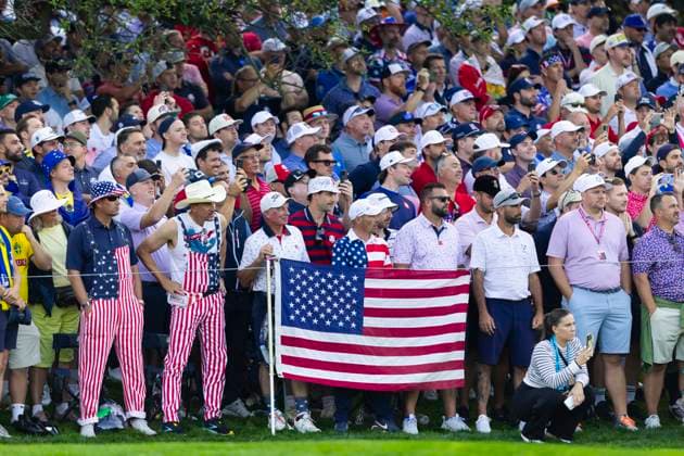 September 27, 2025, Farmingdale, Ny, United States: FARMINGDALE, NY - SEPTEMBER 27: Fans around the green on hole 1 during the Ryder Cup - Morning Foursomes Matches at Bethpage Black Golf Course on September 27, 2025 in Farmingdale, NY. Ryder Cup - Morning Foursomes Matches  - ZUMAt139 20250927_aaa_t139_003 Copyright: xAlxChang IsixPhotosx
