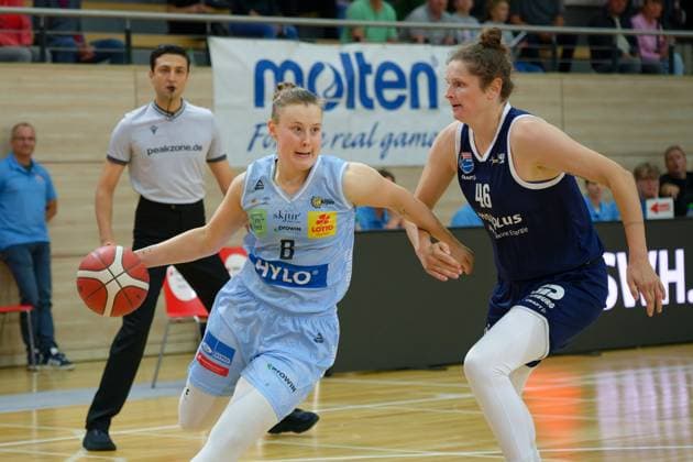 Roosa Lehtoranta (Saarluis, 8), Romy Baer (Lions, 46), Syntainics MBC vs. Saarlouis Royals, Basketball, Damen, Bundesliga, Saison 2025 2026, 1. Spieltag, 27.09.2025. Halle SWH Arena Sachsen-Anhalt Deutschland