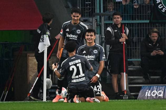 27.09.2025, xjhx, Fussball 1.Bundesliga, Borussia Moenchengladbach - Eintracht Frankfurt v.l. Torjubel nach dem Tor zum celebrating the goal celebrate 0:5 durch Can Uzun (Eintracht Frankfurt) (DFL DFB REGULATIONS PROHIBIT ANY USE OF PHOTOGRAPHS as IMAGE SEQUENCES and or QUASI-VIDEO) Moenchengladbach