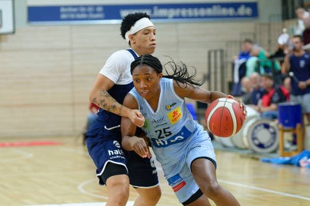 Liz Smith (Lions, 24), Martha Burse (Saarluis, 25), Syntainics MBC vs. Saarlouis Royals, Basketball, Damen, Bundesliga, Saison 2025 2026, 1. Spieltag, 27.09.2025. Halle SWH Arena Sachsen-Anhalt Deutschland