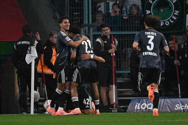 27.09.2025, xjhx, Fussball 1.Bundesliga, Borussia Moenchengladbach - Eintracht Frankfurt v.l. Torjubel nach dem Tor zum celebrating the goal celebrate 0:5 durch Can Uzun (Eintracht Frankfurt) (DFL DFB REGULATIONS PROHIBIT ANY USE OF PHOTOGRAPHS as IMAGE SEQUENCES and or QUASI-VIDEO) Moenchengladbach