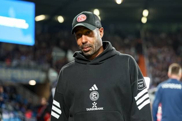Bochum, Deutschland, 27.09.25: Trainer Daniel Thioune (Fortuna Düsseldorf) schaut während des Spiels der 2. Bundesliga zwischen VfL Bochum - Fortuna Düsseldorf in der Vonovia Ruhrstadion am 27. September 2025 in Bochum, Deutschland. Bochum Vonovia Ruhrstadion Germany