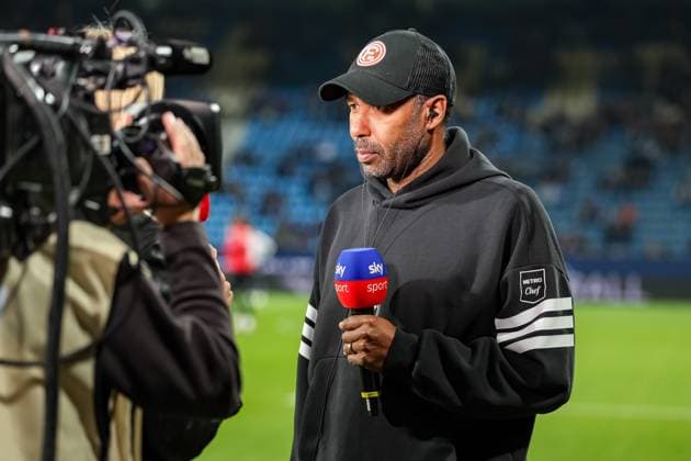 Bochum, Deutschland, 27.09.25: Trainer Daniel Thioune (Fortuna Düsseldorf) schaut während des Spiels der 2. Bundesliga zwischen VfL Bochum - Fortuna Düsseldorf in der Vonovia Ruhrstadion am 27. September 2025 in Bochum, Deutschland. Bochum Vonovia Ruhrstadion Germany