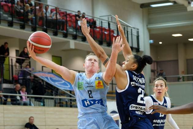 Roosa Lehtoranta (Saarluis, 8), Rachel Arthur (Lions, 21), Sona Svetlikova (Lions, 15), Syntainics MBC vs. Saarlouis Royals, Basketball, Damen, Bundesliga, Saison 2025 2026, 1. Spieltag, 27.09.2025. Halle SWH Arena Sachsen-Anhalt Deutschland