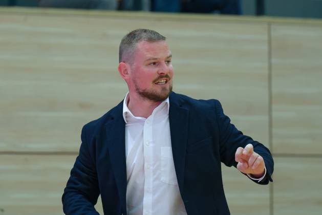 Matiss Rozlapa (Saarlouis, Headcoach), Syntainics MBC vs. Saarlouis Royals, Basketball, Damen, Bundesliga, Saison 2025 2026, 1. Spieltag, 27.09.2025. Halle SWH Arena Sachsen-Anhalt Deutschland