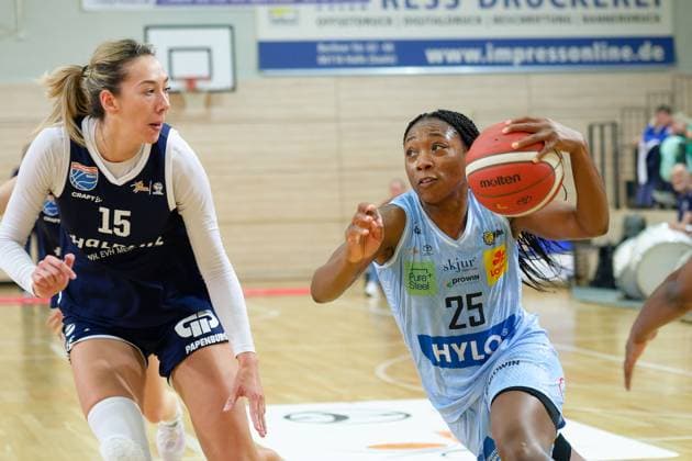 Sona Svetlikova (Lions, 15), Martha Burse (Saarluis, 25), Syntainics MBC vs. Saarlouis Royals, Basketball, Damen, Bundesliga, Saison 2025 2026, 1. Spieltag, 27.09.2025. Halle SWH Arena Sachsen-Anhalt Deutschland