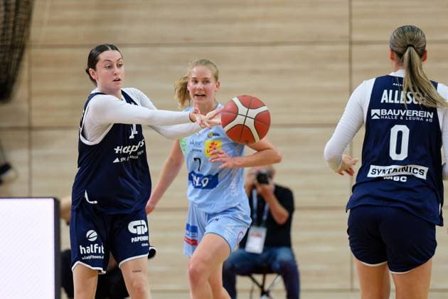 Katelyn Shumate (Lions, 14), Elina Koskimies (Saarluis, 7), Alexia Allesch (Lions, 0), Syntainics MBC vs. Saarlouis Royals, Basketball, Damen, Bundesliga, Saison 2025 2026, 1. Spieltag, 27.09.2025. Halle SWH Arena Sachsen-Anhalt Deutschland