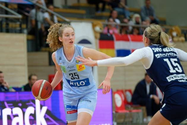 Luize Sila (Saarluis, 35), Sona Svetlikova (Lions, 15), Syntainics MBC vs. Saarlouis Royals, Basketball, Damen, Bundesliga, Saison 2025 2026, 1. Spieltag, 27.09.2025. Halle SWH Arena Sachsen-Anhalt Deutschland