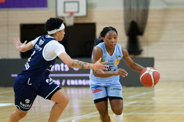 Liz Smith (Lions, 24), Martha Burse (Saarluis, 25), Syntainics MBC vs. Saarlouis Royals, Basketball, Damen, Bundesliga, Saison 2025 2026, 1. Spieltag, 27.09.2025. Halle SWH Arena Sachsen-Anhalt Deutschland