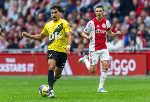 AMSTERDAM , 27-09-2025 , Johan Cruyff ArenA , season 2025 2026 , Dutch Eredivisie football . Match between Ajax and NAC Breda , Picture shows NAC Breda player Raul Paula and Ajax player Steven Berghuis. Ajax - NAC  x31226580x Copyright: