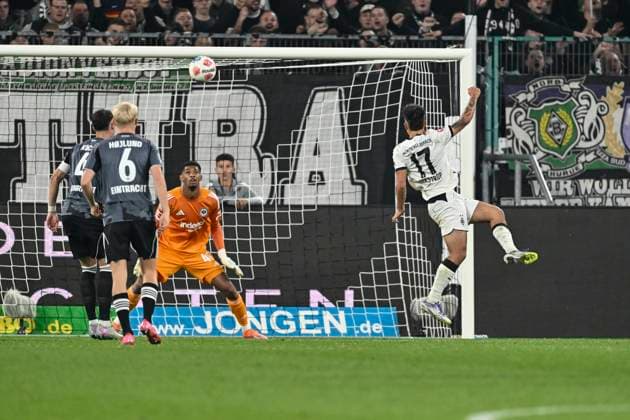 Jens Castrop (Moenchengladbach 17) erzielt das Tor zum 1:6 27.09.2025 Fussball Borussia Moenchengladbach vs Eintracht Frankfurt, Borussia-Park, Moenchengladbach, DFB DFL REGULATIONS PROHIBIT ANY USE OF PHOTOGRAPHS AS IMAGE SEQUENCES AND OR QUASI-VIDEO