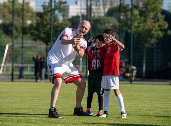 Fußball, Herren, Saison 2025 2026, NOFV Oberliga Nord, SV Sparta Lichtenberg, Feier zur Namensgebung, Sportanlage Fischerstraße wird zum Paul-Kalkbrenner-Sportfeld, v. l. Paul Kalkbrenner und junge Fans, 27.09. 2025, Copyright: xMatthiasxKochx
