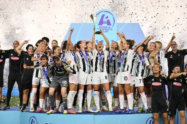Sport Bilder des Tages Juventus F.C. Players celebrate the victory during the Serie A Women s Cup Final between Juventus F.C. and A.S. Roma at Romeo Menti Stadium on September 27, 2025 in Castellammare di Stabia, Italy  Copyright: xDomenicoxCippitelli IPAxSportx xipa-agency.netx xx IPA_65831406 IPA_Agency_IPA65831406