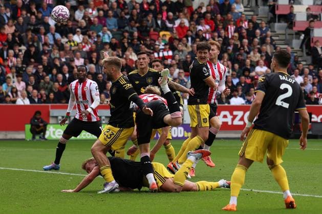Brentford FC v Manchester United, ManU FC, Premier League Manchester United defenders defend a header at goal by Brentford FC defender Nathan Collins (22) during the Brentford FC v Manchester United FC Premier League Match at the Gtech Community Stadium, London, England, United Kingdom on 27 September 2025 Credit: Sally Rawlins Every Second Media Editorial use only. All images are copyright Every Second Media Limited. No images may be reproduced without prior permission. All rights reserved. Premier League and Football League images are subject to licensing agreements with Football DataCo Limited. see https: www.football-dataco.com Copyright: xIMAGO EveryxSecondxMediax ESM-1597-0088 SallyxRawlinsx xEveryxSecondxMediax