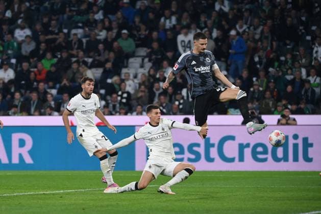 Robin Koch (Eintracht Frankfurt), mi., erzielt gegen Torwart Moritz Nicolas (Borussia Moenchengladbach) das Tor zum 0:6, links Yannik Engelhardt (Borussia Moenchengladbach), Joe Scally (Borussia Moenchengladbach) 27.09.2025, Fussball 1. Bundesliga, Saison 2025 2026, 5. Spieltag, Borussia Mönchengladbach - Eintracht Frankfurt DFL regulations prohibit any use of photographs as image sequences and or quasi-video Moenchengladbach Borussia Park Nordrhein Westfalen Deutschland