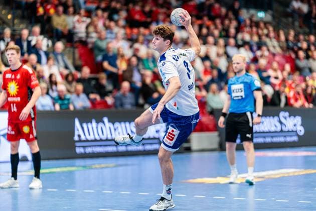 Marvin Siemer (1. VfL Potsdam, 03) beim Siebenmeter 7 Meter Wurf GER, TuS N-Luebbecke vs. 1. VfL Potsdam, Handball, 2. Bundesliga, 5. Spieltag, Spielzeit 2025 2026, 27.09.2025 GER, TuS N-Luebbecke vs. 1. VfL Potsdam, Handball, 2. Bundesliga, 5. Spieltag, Spielzeit 2025 2026, 27.09.2025 Luebbecke Copyright: xEibner-Pressefoto JanxRollingerx EP_JSK