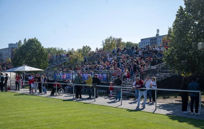 Fußball, Herren, Saison 2025 2026, NOFV Oberliga Nord, SV Sparta Lichtenberg, Feier zur Namensgebung, Sportanlage Fischerstraße wird zum Paul-Kalkbrenner-Sportfeld, eine der beiden Zusatztribünen, 27.09. 2025, Copyright: xMatthiasxKochx