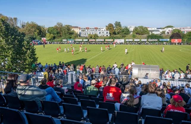 Fußball, Herren, Saison 2025 2026, NOFV Oberliga Nord, SV Sparta Lichtenberg, Feier zur Namensgebung, Sportanlage Fischerstraße wird zum Paul-Kalkbrenner-Sportfeld, eine der beiden Zusatztribünen, 27.09. 2025, Copyright: xMatthiasxKochx