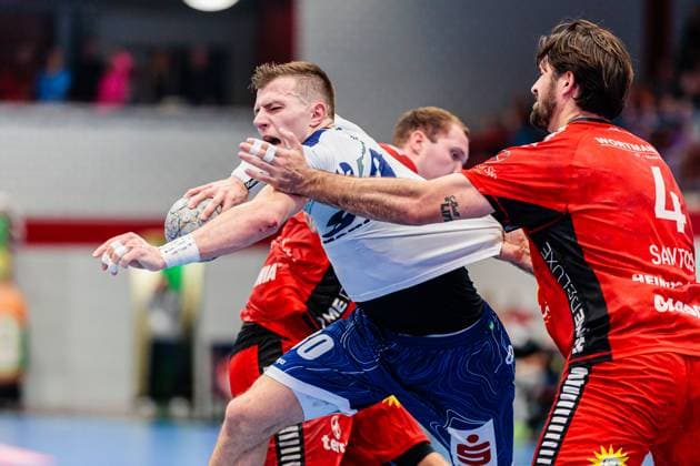 v.l. Marco Mengon (1. VfL Potsdam, 30), Jacob Lundahl (TuS N-Luebbecke, 17), Max Santos (TuS N-Luebbecke, 04) GER, TuS N-Luebbecke vs. 1. VfL Potsdam, Handball, 2. Bundesliga, 5. Spieltag, Spielzeit 2025 2026, 27.09.2025 GER, TuS N-Luebbecke vs. 1. VfL Potsdam, Handball, 2. Bundesliga, 5. Spieltag, Spielzeit 2025 2026, 27.09.2025 Luebbecke Copyright: xEibner-Pressefoto JanxRollingerx EP_JSK