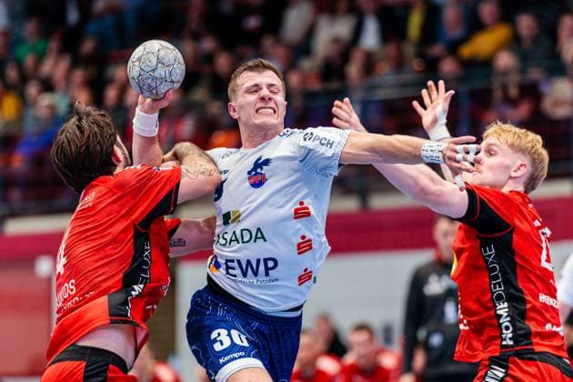 v.l. Max Santos (TuS N-Luebbecke, 04), Marco Mengon (1. VfL Potsdam, 30), Henri Pabst (TuS N-Luebbecke, 25) GER, TuS N-Luebbecke vs. 1. VfL Potsdam, Handball, 2. Bundesliga, 5. Spieltag, Spielzeit 2025 2026, 27.09.2025 GER, TuS N-Luebbecke vs. 1. VfL Potsdam, Handball, 2. Bundesliga, 5. Spieltag, Spielzeit 2025 2026, 27.09.2025 Luebbecke Copyright: xEibner-Pressefoto JanxRollingerx EP_JSK