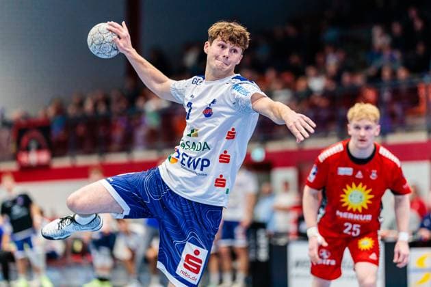 Marvin Siemer (1. VfL Potsdam, 03) beim Siebenmeter 7 Meter Wurf GER, TuS N-Luebbecke vs. 1. VfL Potsdam, Handball, 2. Bundesliga, 5. Spieltag, Spielzeit 2025 2026, 27.09.2025 GER, TuS N-Luebbecke vs. 1. VfL Potsdam, Handball, 2. Bundesliga, 5. Spieltag, Spielzeit 2025 2026, 27.09.2025 Luebbecke Copyright: xEibner-Pressefoto JanxRollingerx EP_JSK