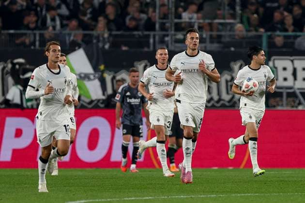 Mönchengladbach, Deutschland, 27.09.25: Haris Tabakovic (Borussia Mönchengladbach) Torjubel, jubelt mit seiner Mannschaft nach dem Treffer zum 2:6 waehrend des Spiels der Bundesliga zwischen Borussia Mönchengladbach vs Eintracht Frankfurt im Stadion im Borussia Park Mönchengladbach Stadion im Borussia Park North Rhine-Westphalia Germany Copyright: xBrauer-Fotoagenturx xAdrianxSchlx