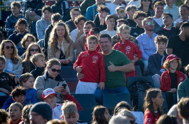Fußball, Herren, Saison 2025 2026, NOFV Oberliga Nord, SV Sparta Lichtenberg, Feier zur Namensgebung, Sportanlage Fischerstraße wird zum Paul-Kalkbrenner-Sportfeld, eine der beiden Zusatztribünen und Fans, 27.09. 2025, Copyright: xMatthiasxKochx
