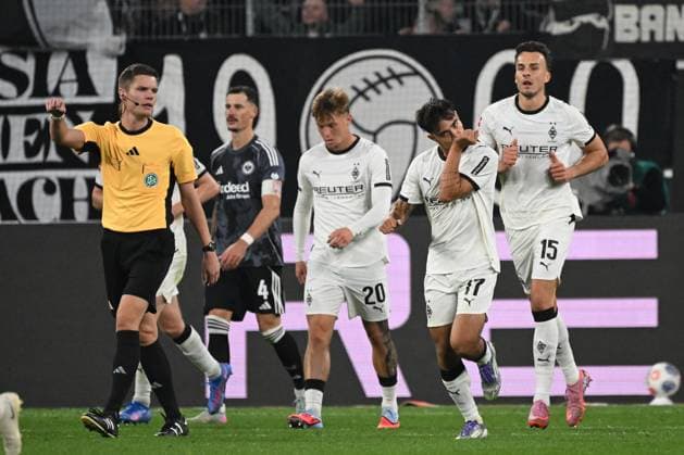 27.09.2025, xjhx, Fussball 1.Bundesliga, Borussia Moenchengladbach - Eintracht Frankfurt v.l. Torjubel nach dem Tor zum celebrating the goal celebrate 1:6 durch Jens Castrop (Borussia Mönchengladbach) (KORREKTUR) (DFL DFB REGULATIONS PROHIBIT ANY USE OF PHOTOGRAPHS as IMAGE SEQUENCES and or QUASI-VIDEO) Moenchengladbach