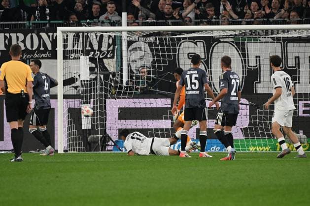 27.09.2025, xjhx, Fussball 1.Bundesliga, Borussia Moenchengladbach - Eintracht Frankfurt v.l. Jens Castrop (Borussia Mönchengladbach) Torschuetze, erzielt das Tor, Treffer, scores the goal 1:6 Kaua Santos (Eintracht Frankfurt) (KORREKTUR) (DFL DFB REGULATIONS PROHIBIT ANY USE OF PHOTOGRAPHS as IMAGE SEQUENCES and or QUASI-VIDEO) Moenchengladbach